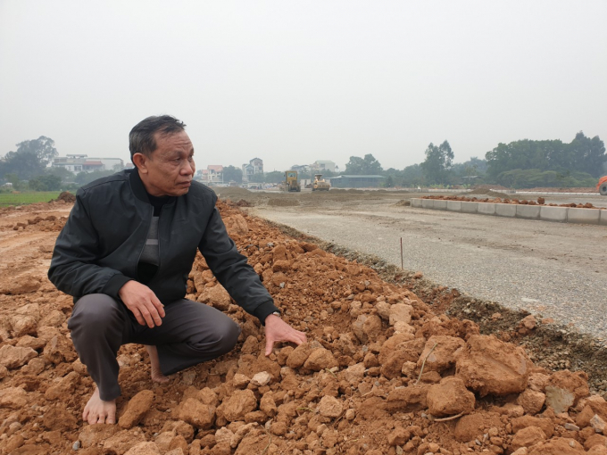 z2411101778320_e002bad7993e4f8a3fcd40fb44fe8bff-1619_20210401_789.jpg Ông Nguyễn Văn Định, ở phường Cổ Nhuế 2, quận Bắc Từ Liêm, Hà Nội, bên cạnh khu đất đã từng là ruộng rau, nay trở thành đường Tây Thăng Long. Ảnh: Văn Việt.