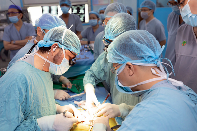 Ngày 23/3, các bác sĩ Bệnh viện Nhi đồng 2 thực hiện ca ghép thận cho cậu bé người Chăm. Ảnh: Bệnh viện cung cấp.