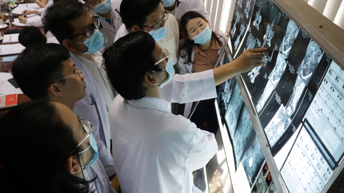 Bác sĩ Bệnh viện Nhi đồng 2 và Bệnh viện Chợ Rẫy tiến hành hội chẩn. Ảnh: Bệnh viện cung cấp.