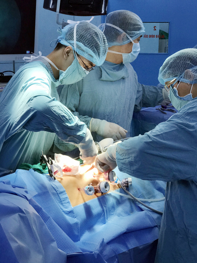 Các bác sĩ Bệnh viện Nhi đồng 2 tiến hành lấy quả thận của người cha để ghép cho cậu con trai. Ảnh: Bệnh viện cung cấp.