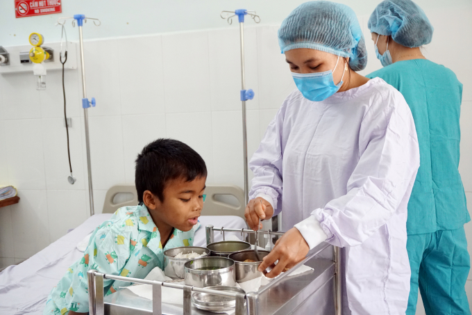 Minh hào hứng khi nhìn thấy đồ ăn. Ảnh: Nguyễn Thủy.