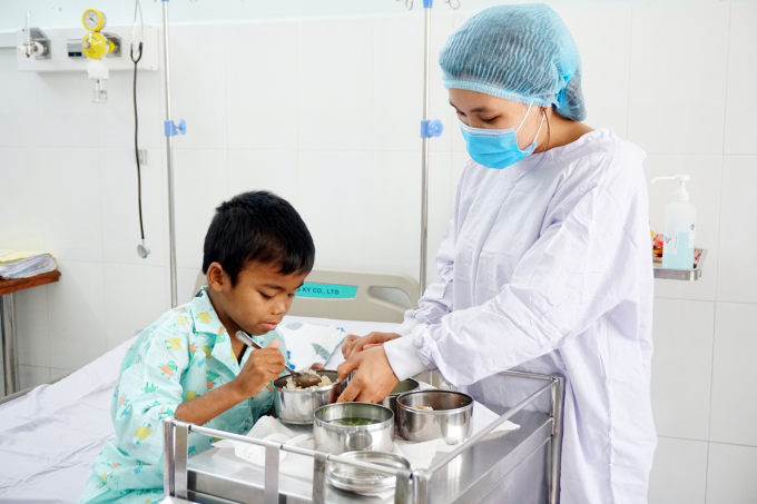 Minh thèm ăn - chuyện mà trước khi ghép thận, Minh chẳng hứng thú gì. Ảnh: Nguyễn Thủy.