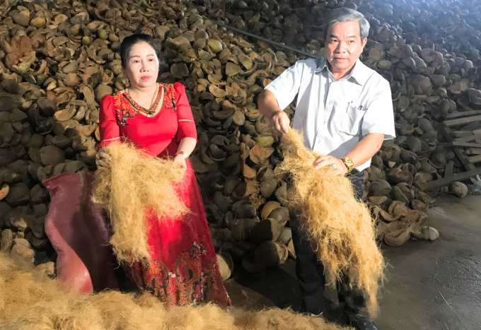 Từ chiếc vỏ dừa, qua máy tách chỉ đã thu được mụn và chỉ xơ dừa có giá trị xuất khẩu. Ảnh: Minh Đảm.