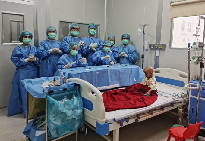 Bệnh nhi Hồ Thị Trúc được điều trị tại Bệnh viện Trung ương Huế. Ảnh: Bệnh viện cung cấp.