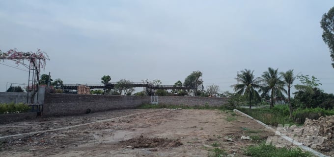 sot-dat-16-051158_484.jpg Những thửa đất trước đây chỉ có giá trị vài trăm đến 1 triệu đồng/1m2 tại nông thôn nay đã được thổi giá lên vài triệu, thậm chí hơn 10 triệu đồng/1m2. Ảnh: Đinh Mười.