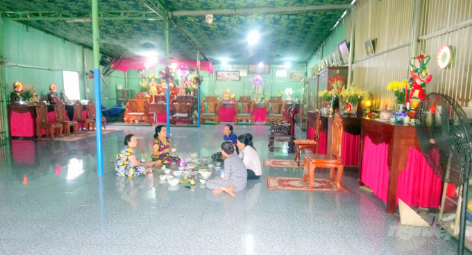 watermark_222-1136_20210415_849.jpg Am bà Hường thờ tự đủ thần thánh, từ Ngọc Hoàng đến Mẹ Diêu Trì, Quan Âm Bồ Tát cho đến Nam Tào, Bắc Đẩu, Thần Tài, Thổ Địa.... Ảnh: Trần Trung.