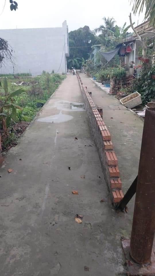 Mâu thuẫn đất đai, 2 anh em ruột chia đôi đường đi tại huyện An Dương. Ảnh: CTV.