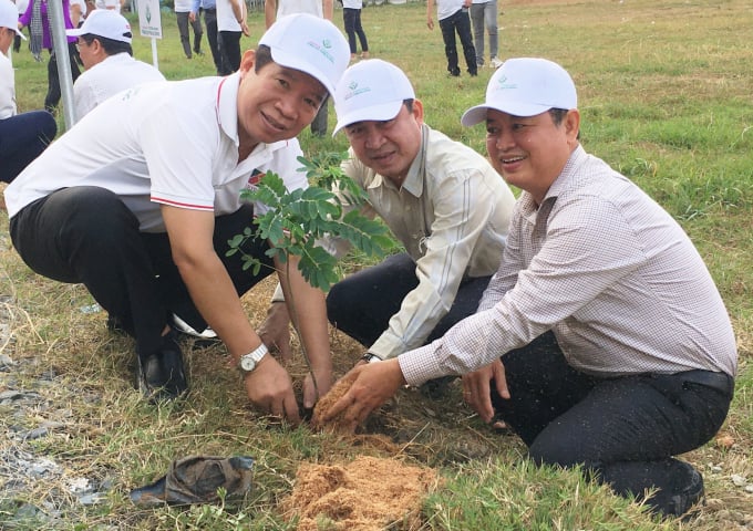 trong-cay-xanh-1230_20210418_420.jpg Trồng cây xanh nhân dịp kỷ niệm sinh nhật Bác là hoạt động thường niên của ngành nông nghiệp tỉnh Vĩnh Long. Ảnh: TL.