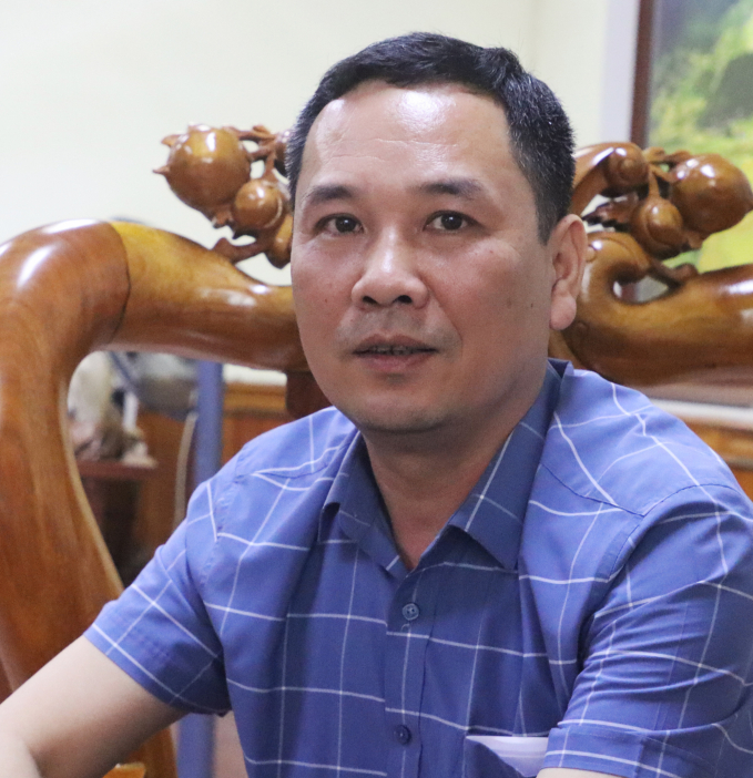 h7-1918_20210417_402.jpg Anh Trần Xuân Thủy - cháu nội cụ Trần Đình Khánh trao đổi và cung cấp tài liệu cho PV Báo Nông nghiệp Việt Nam. Ảnh: Thái Sinh.