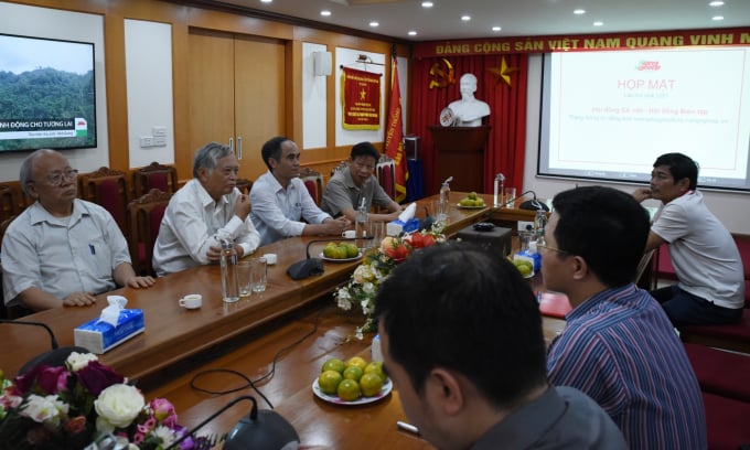 ong-bui-ba-bong-trang-thong-tin-tieng-anh-phai-dinh-hinh-huong-di-rieng-2056_20210422_822.jpg Buổi họp mặt diễn ra trong gần ba tiếng, với không khí thảo luận sôi nổi giữa Ban Biên tập và Hội đồng cố vấn. Ảnh: Bảo Thắng.