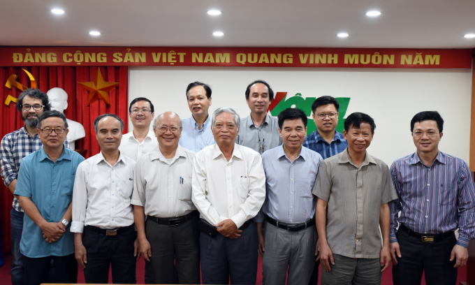 ong-bui-ba-bong-trang-thong-tin-tieng-anh-phai-dinh-huong-di-rieng-2110_20210422_611.jpg Ban Biên tập Báo Nông nghiệp Việt Nam chụp ảnh cùng Hội đồng cố vấn, Hội đồng biên tập sau buổi họp mặt. Ảnh: Bảo Thắng.