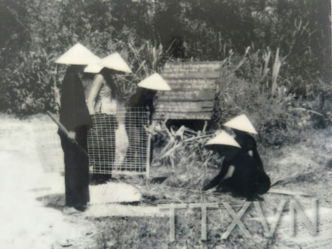 1-1432_20210406_828.jpg Người dân Tân Biên đào hầm trú ẩn góp sức xây dựng căn cứ Trung ương Cục. Ảnh: BQL KDT.