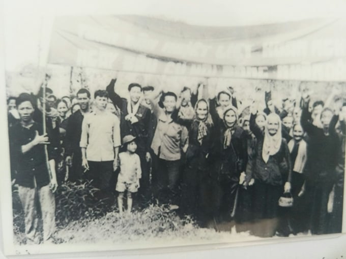 2-1432_20210406_806.jpg Người dân Tân Biên đồng lòng chống giặc. Ảnh: BQL KDT.