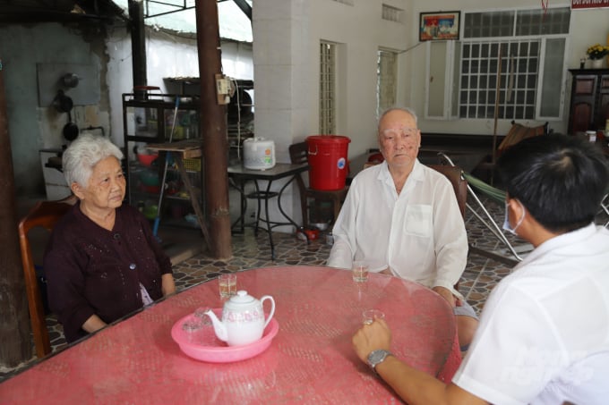 watermark_10-1439_20210406_170.jpg Nguyên Bí thư Huyện ủy Tân Biên Nguyễn Văn Sáu kể lại lịch sử. Ảnh: Trần Trung.