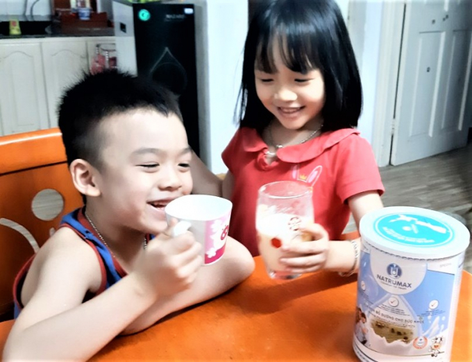 b-1528_20210503_451.jpg Dòng sản phầm sữa non 100% được lấy từ bò sữa chất lượng, nuôi và cho ăn với chế độ đặc biệt nên được các gia đình tin dùng cho các bé uống sữa hàng ngày. Ảnh: MV.