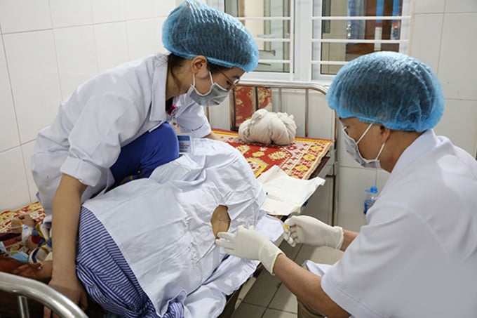 benh-nhan-duoc-choc-dich-nao-tuy-0917_20210426_943.jpg Bệnh nhân được chọc dịch não tủy xét nghiệm bệnh viêm màng não. Ảnh minh họa.