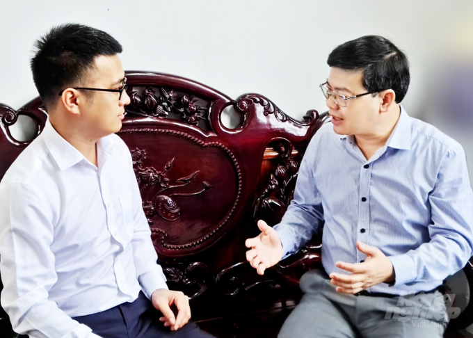 watermark_z2430981666954_b2c7e435a35f3d666cf0c4eb3e422bb7-0117_20210413_912.jpg Ông Nguyễn Văn Sơn, Chủ tịch UBND tỉnh Tuyên Quang (bên phải) trao đổi với phóng viên Báo Nông nghiệp Việt Nam về việc giữ gìn bảo vệ và phát triển kinh tế lâm nghiệp của tỉnh. Ảnh: Văn Dũng.