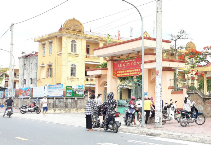 watermark_lqd-1023_20210508_257.jpg Sáng 8/5, nhiều phụ huynh đã đưa con em của mình đến Trường THPT Lê Quý Đôn để lấy mẫu xét nghiệm. Ảnh: An Lãng.