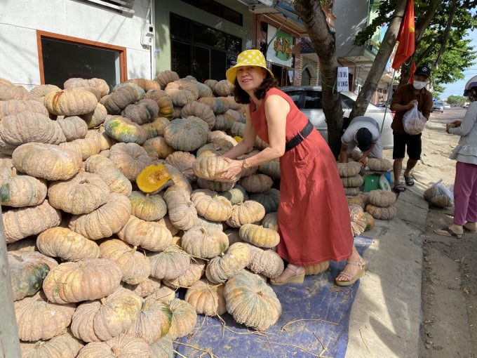 b4-1636_20210509_354.jpg Một điểm bán 'giải cứu' bí ngô ở TP Tuy Hòa (Phú Yên). Ảnh: MHN.
