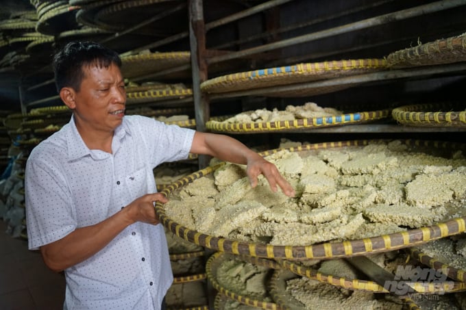 Anh Đạt cho biết, để làm được món tương Bần thơm ngon nổi tiếng, người làng Bần thường chế biến qua 3 công đoạn chính là lên mốc xôi nếp, ngã đỗ và ủ tương, trong đó công đoạn lên mốc xôi là quan trọng nhất. Ảnh: Hoàng Dân.