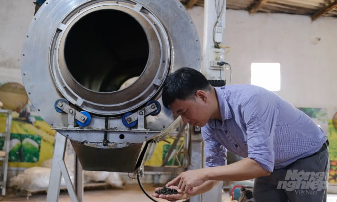 Dù đầu tư máy diệt men và sao chè lên tới cả trăm triệu đồng, anh Sử vẫn kiểm tra kỹ lưỡng từng mẻ chè sau khi ra lò. Ảnh: Bảo Thắng.