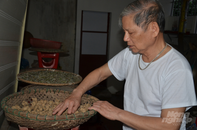 watermark_dsc_4148-1621_20210509_623.jpg Ông Minh đang kiểm tra thuốc. Ảnh: Dương Đình Tường.