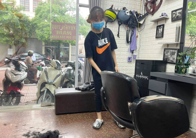 190746988_154829493331781_6509183902914197695_n-1-0655_20210526_647.jpg Các dịch vụ không thiết yếu ở Hà Tĩnh vừa được phép hoạt động trở lại nhưng phải tuân thủ nghiêm ngặt quy định phòng, chống dịch Covid-19. Ảnh: Gia Hưng.