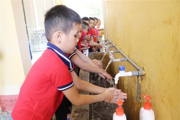 4-2300_20210522_793.jpg Học sinh trường mầm non xã Huống Thượng sử dụng nguồn nước từ công trình cấp nước sinh hoạt trên địa bàn. Ảnh: Đồng Văn Thưởng.