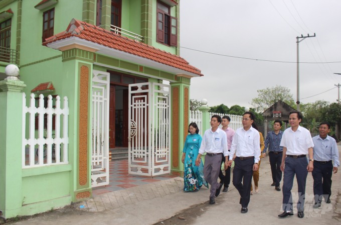 watermark_ntm-truc-chinh-2-0840_20210525_821.jpg Đoàn thẩm định NTM tỉnh Nam Định kiểm tra thực tế cơ sở. Ảnh: Mai Chiến.