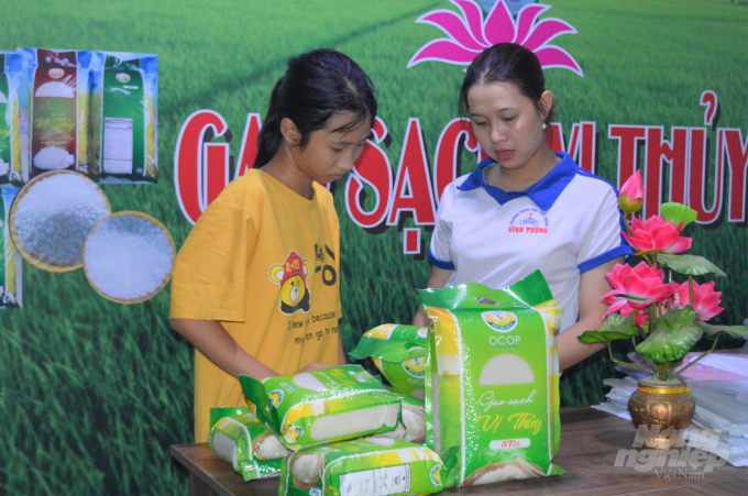 Thương hiệu Gạo sạch Vị Thủy đã được tỉnh Hậu Giang công nhận là sản phẩm OCOP, đạt 4 sao và đạt chứng nhận đạt chuẩn VietGAP, đựa thị trường ưa chuộng. Ảnh: V.V.