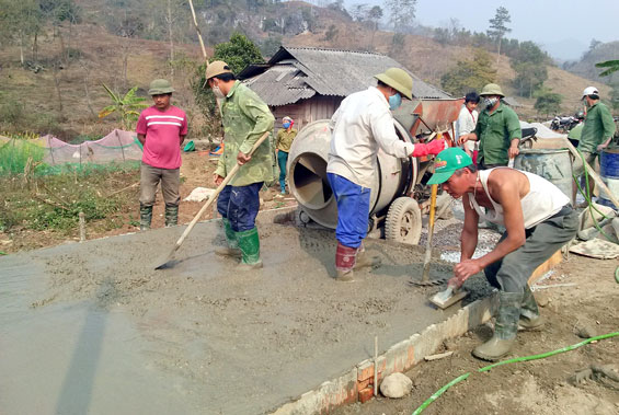 Chung tay mở đường lên bản Mông. Ảnh: ĐT.