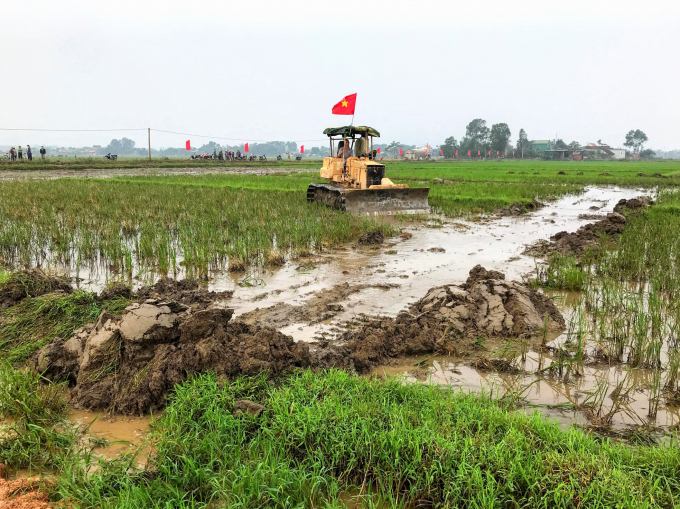 123610001_688688905387086_3066147892288750140_o-1752_20210511_187.jpg Khoảng 3 năm lại nay, 'cuộc cách mạng' phá bờ thửa nhỏ, hình thành cánh đồng lớn được triển khai rầm rộ ở Hà Tĩnh. Ảnh: Việt Khánh.