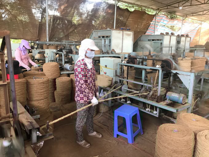 Xe chỉ xơ dừa làm nguyên liệu dệt thảo xơ dừa. Ảnh: Minh Đảm.