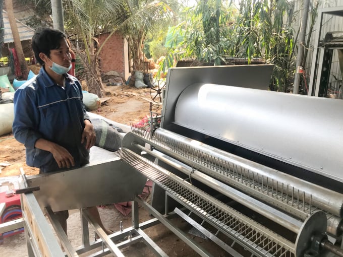 Chế tạo máy se chỉ xơ dừa. Ảnh: LHV.