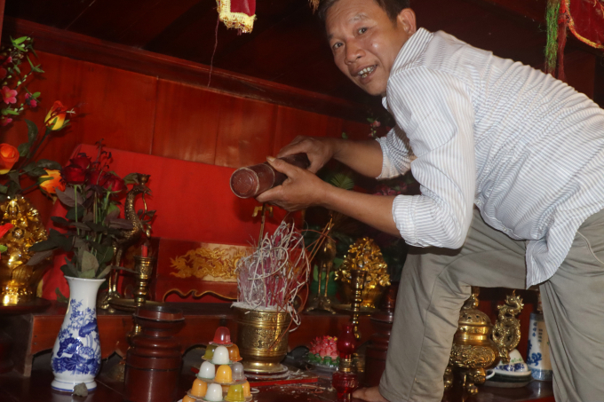 t3-1508_20210418_764.jpg Sắc phong được đựng trong ống quyển cất trong hòm đặt trên bàn thờ. Ảnh: Thái Sinh.