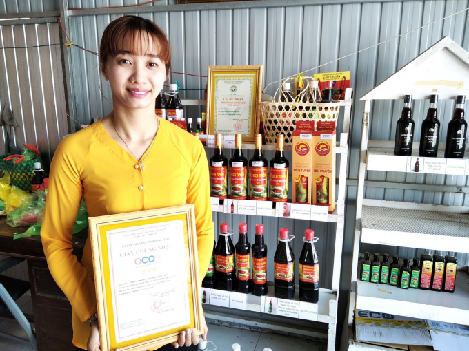 Hiện sản phẩm nước mắm nhỉ cá linh của cơ sở Bích Tuyền đã được công nhận sản phẩm OCOP 3 sao cấp tỉnh. Ảnh: Trọng Trung.