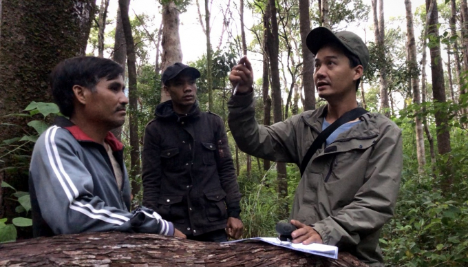 The research team analyze and exchange information on the number and frequency of singing of the gray-shanked douc langur in Kon Ka Kinh National Park. Photo: Hong Thuy.