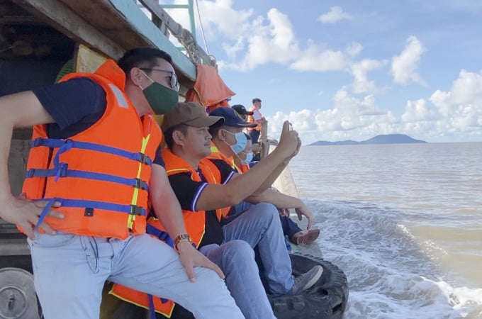 2-1019_20210622_749.jpg Nhà báo Trọng Ninh cùng nhóm đồng nghiệp tình nguyện lên tuyến đầu. Ảnh: MV.