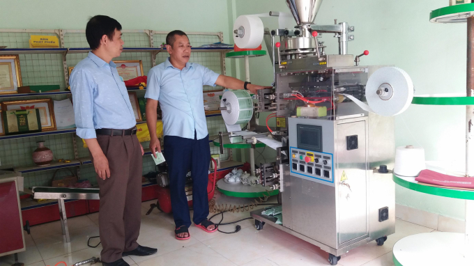 Để đa dạng mẫu mã và các sản phẩm khác từ chè, ông Tô Văn Khiêm đã đầu tư mua sắm nhiều thiết bị máy móc để phục vụ sản xuất. Ảnh: Đồng Văn Thưởng.
