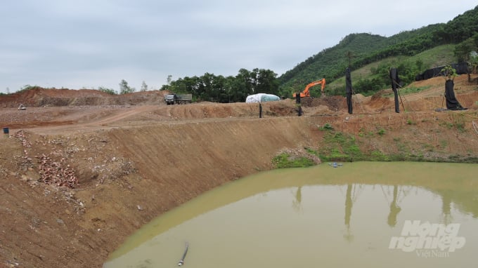 Khu vực hồ nước đã xong phần tạo cảnh và đang trồng những cây cảnh lớn xung quanh. Ảnh: Toán Nguyễn.