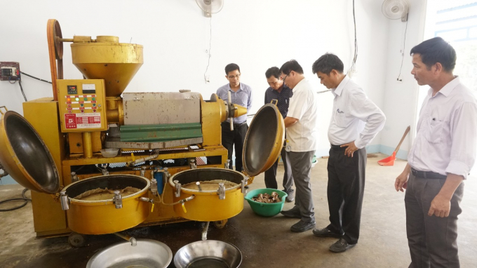 Người dân được hỗ trợ máy ép dầu lạc để cho ra sản phẩm sạch, an toàn xuất ra thị trường tiêu thụ. Ảnh: L.K.