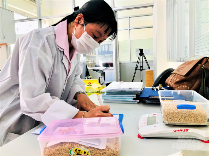 watermark_anh-1-1540_20210613_935.jpg Thạc sĩ Trần Thị Thanh Thúy – Chủ nhiệm đề tài phục tráng giống lúa thơm đặc sản VD 20 chất lượng cao và có khả năng chống chịu tốt với biến đổi khí hậu về hạn, mặn đem lại hiệu quả kinh tế cao cho nông dân. Ảnh: MS.