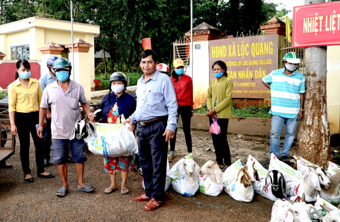 Ban Dân tộc tỉnh Bình Phước trao dê giống cho bà con đồng bào xã Lộc Quang, huyện Lộc Ninh. Ảnh: TL.