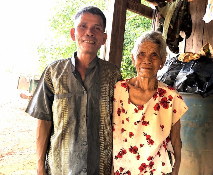 img_1251-1857_20210625_777.jpg Anh Rơ Mah Blơi và mẹ, bà Rơ Mah H’Phin. Ảnh: Lê Hương.