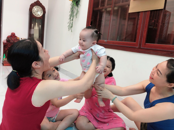 Các gia đình cần nâng cao vai trò trách nhiệm cùng cộng đồng chăm sóc cho các cháu bé để giữ sức khỏe ổn định và an toàn trong mùa dịch Covid -19. Ảnh: MV. 