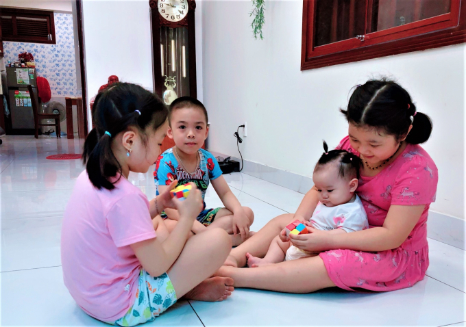 Những đứa trẻ hồn nhiên nô đùa tại nhà khi giãn cách xã hội và rất cần được bảo vệ an toàn trong mùa dịch Covid -19. Ảnh: MV.