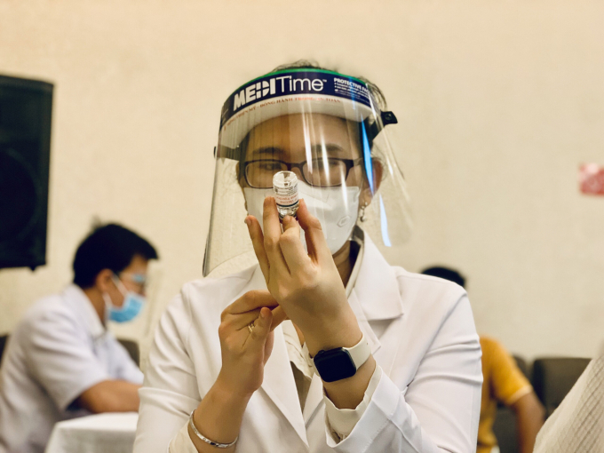 Các y, bác sỹ luôn tận tâm với công việc và kiêm luôn vai trò 'bảo mẫu' trong mùa dịch Covid -19. Ảnh: MV.