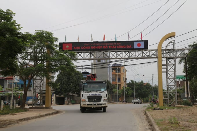 Cổng chào Khu Công nghiệp bờ trái sông Đà
