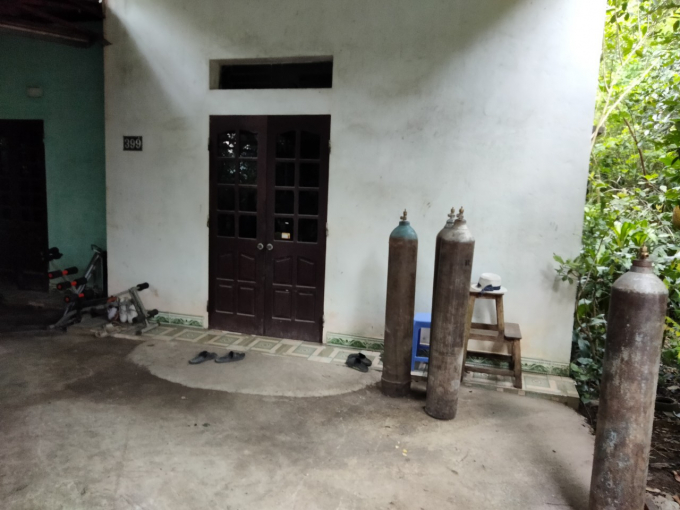Cửa nhà ông Xuân lúc nào cũng túc trực bình Oxy do bà Vân vợ ông Xuân mắc Ung thư phổi giai đoạn cuối.