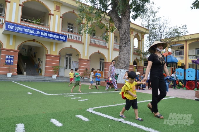 Giờ tan trường ở mầm non xã Đại Đồng. Ảnh: NNVN.